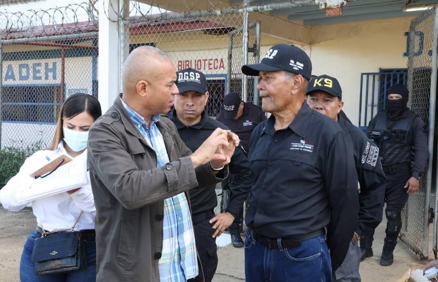 Nuevo director Chanan Singh visita a privados de libertad y reparte kits de aseo
