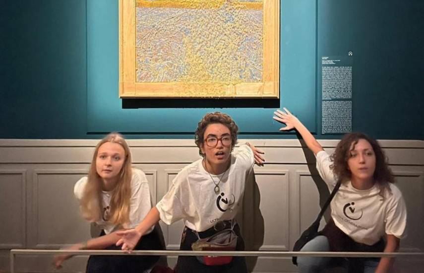 Activistas arrojan sopa de guisantes a un cuadro de Van Gogh expuesto en Roma