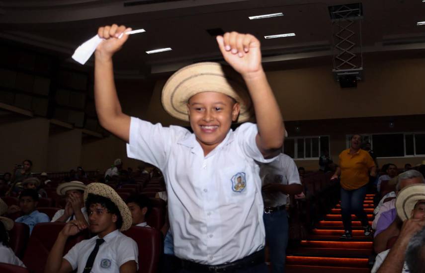 Estudiantes enaltecen la cultura panameña en Festival Nacional de Tambor Folklórico
