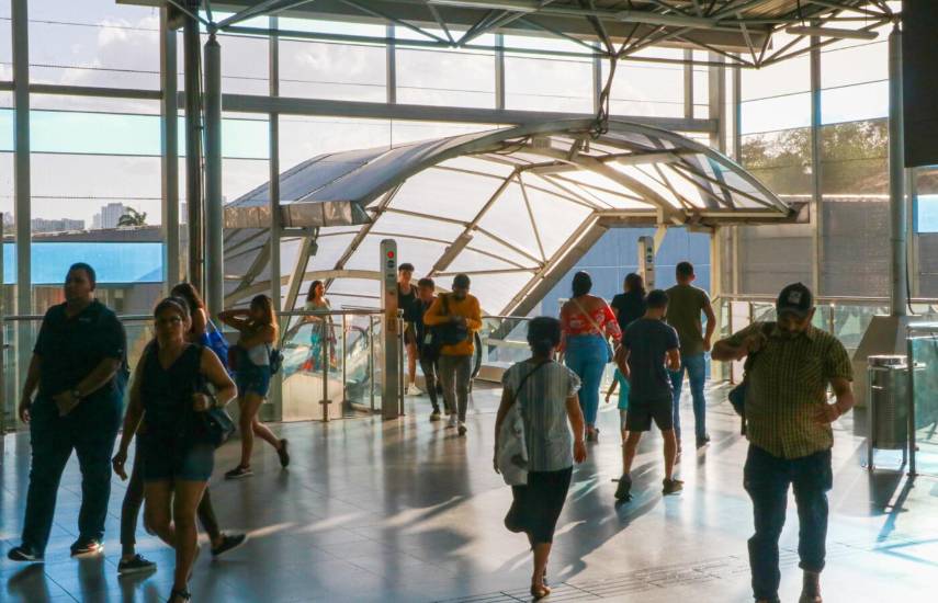 El Metro explica que aplica paradas de escaleras mecánicas para regular el flujo de pasajeros
