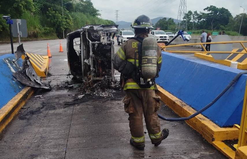 Fuego consume vehículo en el Corredor Norte