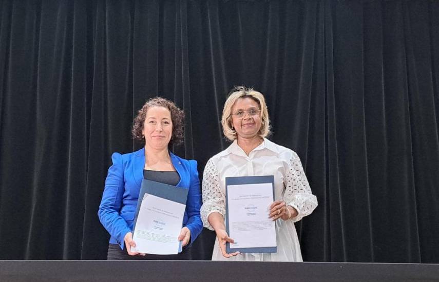 ML | Firma del acuerdo Prezode entre la viceministra de salud Ivette Berrío y la representante a.i de OMS/OPS Zohra Abaakouk.