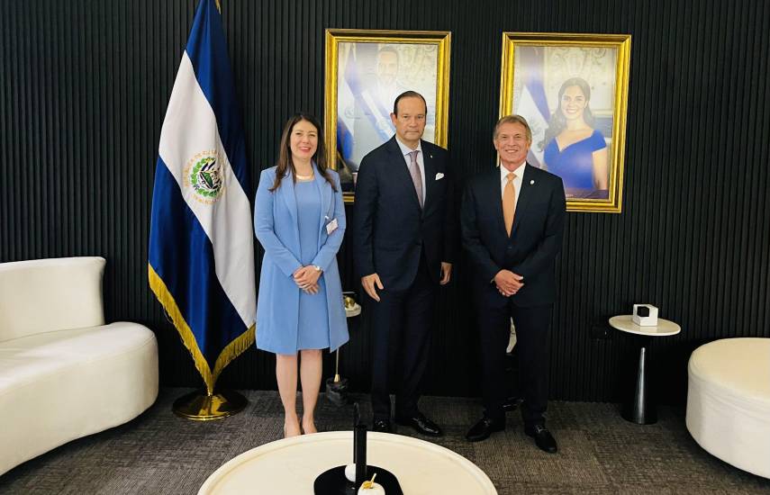 Canciller Martínez-Acha inicia visita oficial a El Salvador para abordar integración regional