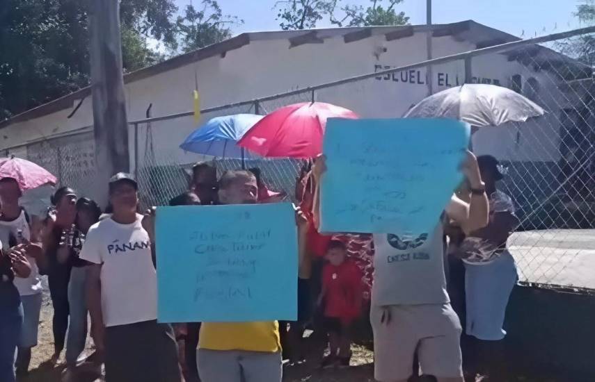 Padres de familia rechazan retorno de docente de inglés en la escuela Los Laguitos en Colón