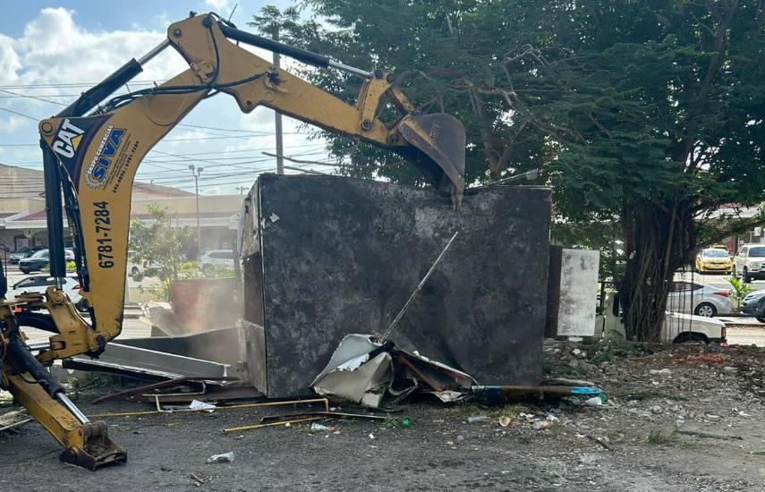 Desalojan quioscos ilegales en el parque de Brisas del Golf