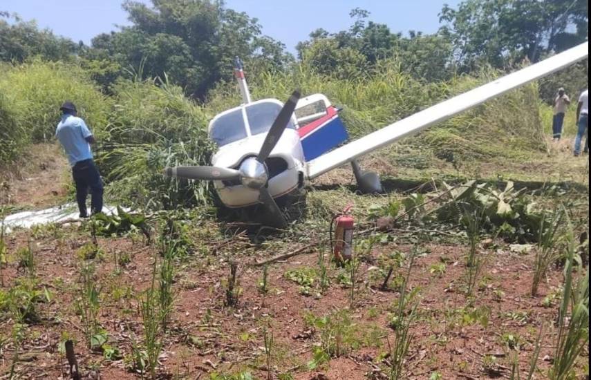 Avión se sale de la pista durante despegue en el Aeropuerto Marcos A. Gelabert