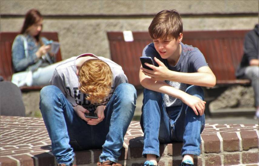 Pexels | Niños con celulares.