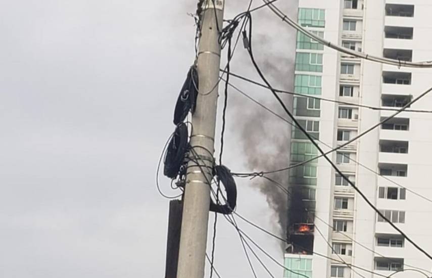 Reportan un incendio en apartamento de un edificio ubicado en la vía Israel