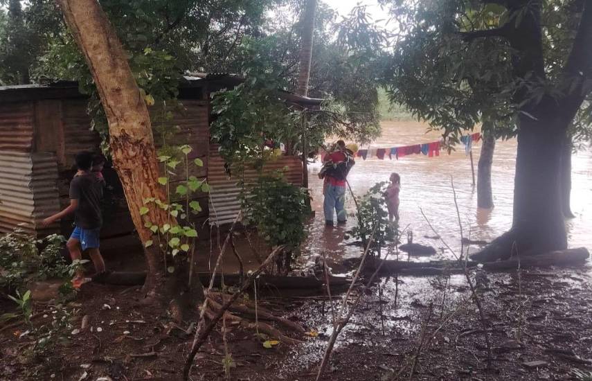 Once viviendas afectadas por inundaciones en Veraguas y Los Santos
