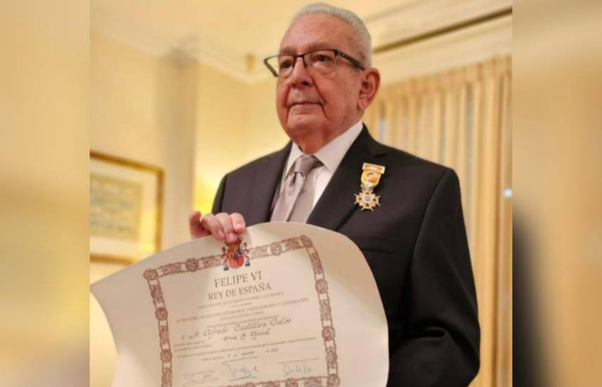 El escritor panameño Alfredo Castillero Calvo recibió condecoración del Rey Felipe VI de España
