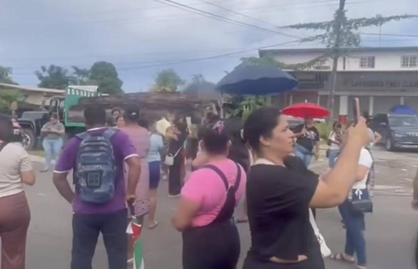Padres de familia protestan en Las Garzas de Pacora y exigen revisión de estructuras escolares tras sismo