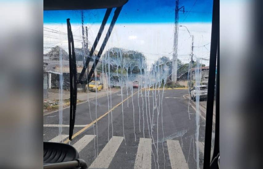 Denuncian lanzamiento de huevos a metrobuses durante Carnaval