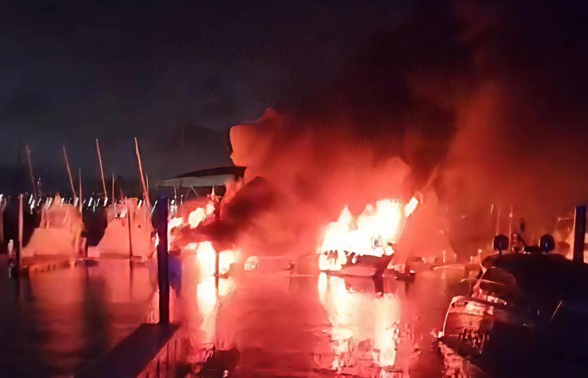 Incendio afecta a dos embarcaciones en la Calzada de Amador