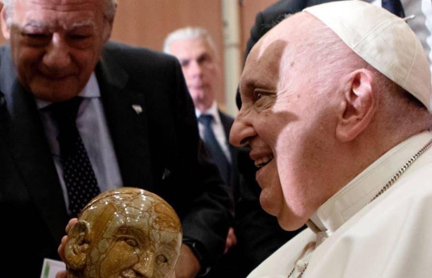 El Papa Francisco recibe una artesanía panameña