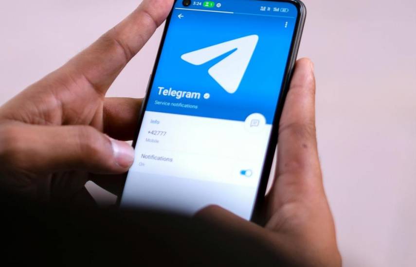 PEXELS | Un celular con la aplicación Telegram instalada.