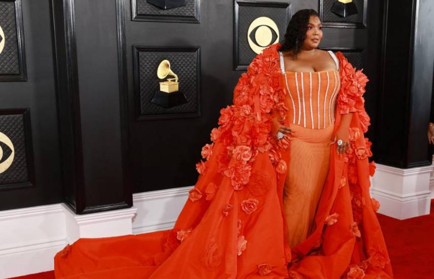 Colores atrevidos y el básico negro dominaron la alfombra roja de los Grammy