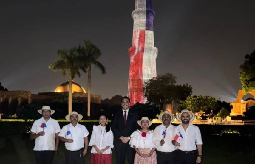ML | El Qutub Minar se ilumina con la Bandera de Panamá.