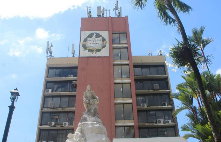ML | Edificio de la rectoría de la Universidad de Panamá.