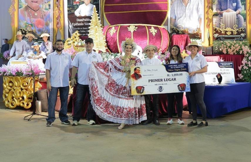 MiCultura | Una delegación folclórica recibiendo su premiación.