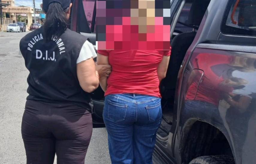 Aprehenden a una mujer que supuestamente lesionó a su pareja con un rastrillo