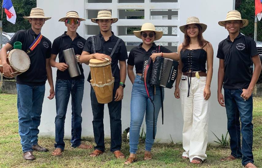 Alexandra Rodríguez lleva su juventud al ritmo del acordeón