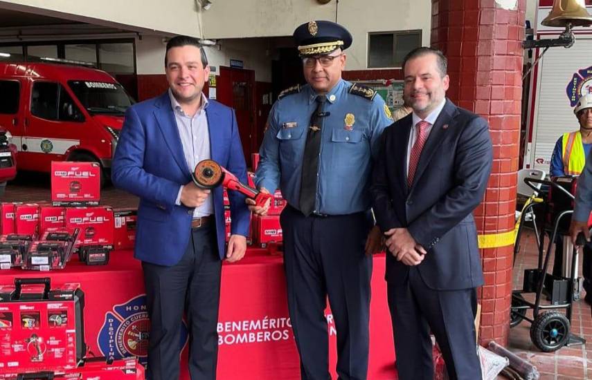 Embajador de los Estados Unidos en Panamá, dona valioso equipo a los Bomberos