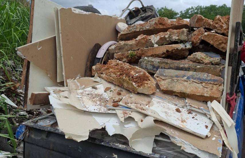 MiAmbiente retiene vehículo usado para tirar basura en sitio “inadecuado”