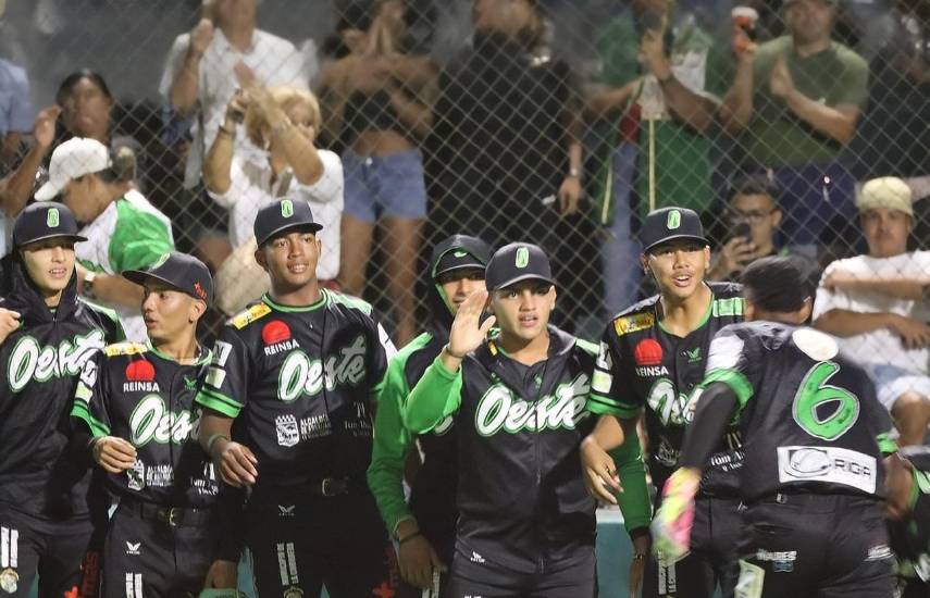 Cortesía | Peloteros del equipo juvenil de Panamá Oeste, durante un partido.
