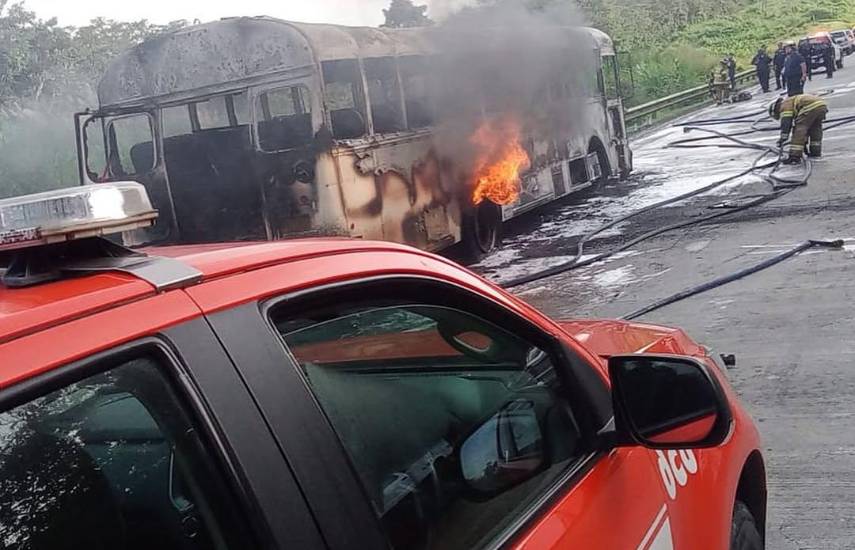 Autobús se incendia en el Corredor Norte sin dejar heridos