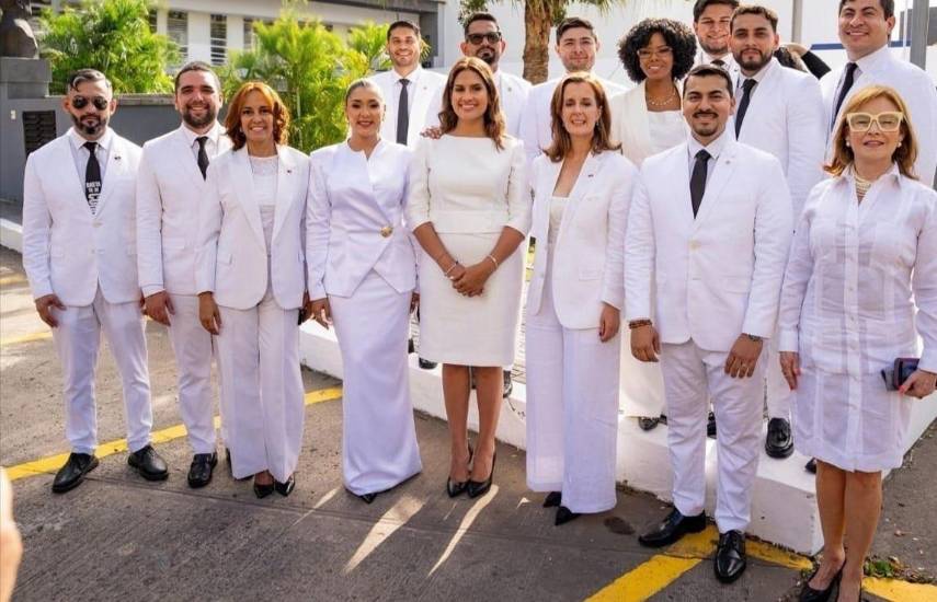 Vamos endurece su postura mientras pierde fuerza