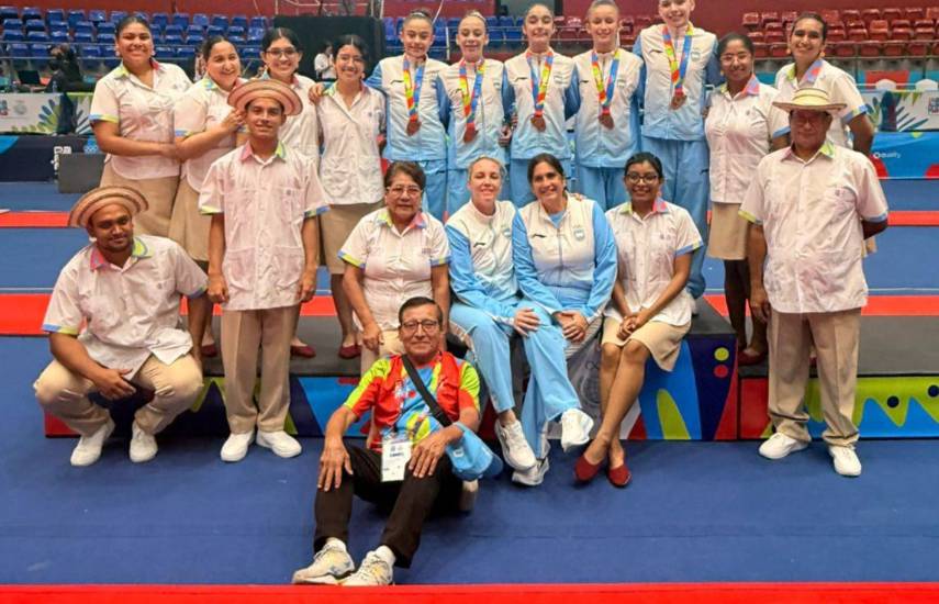 Cortesía Karima CORTEZ | Un grupo de voluntarios del área de protocolo de entrega de medallas.