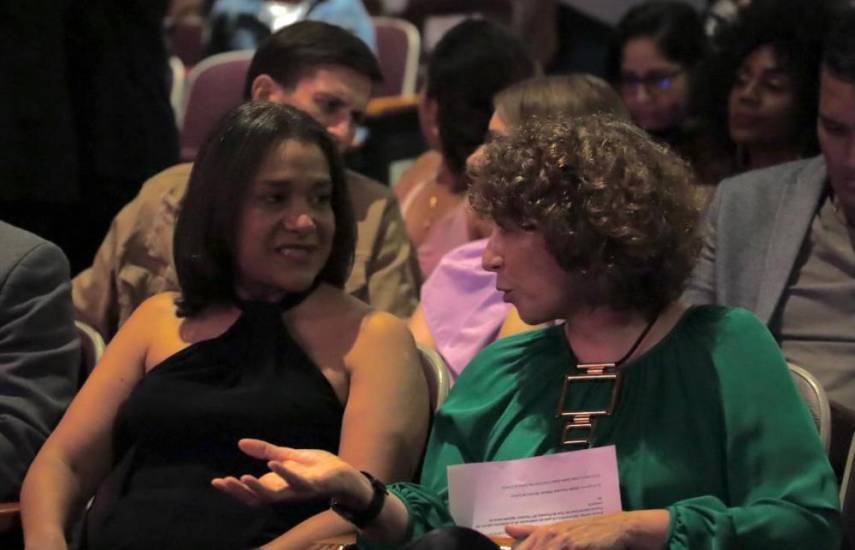 La ministra de Cultura Giselle González Villarrué junto a la directora del Festival Internacional de Cine de Panamá, Pituka Ortega.