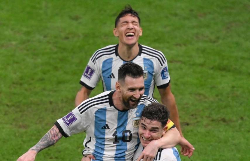 AFP | Lionel Messi yJulián Álvarez, de Argentina.