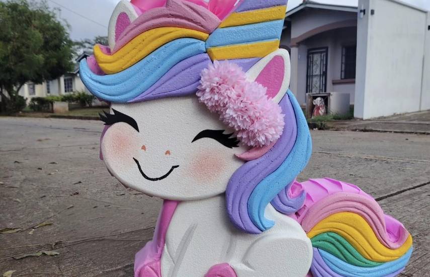 Piñatas en siluetas 2D, emprendimiento que lleva arte y decoración a las fiestas
