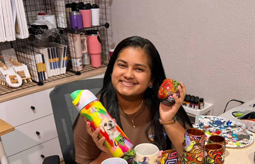 Andolhina Art, emprendimiento que plasma la cultura panameña en vasos de madera