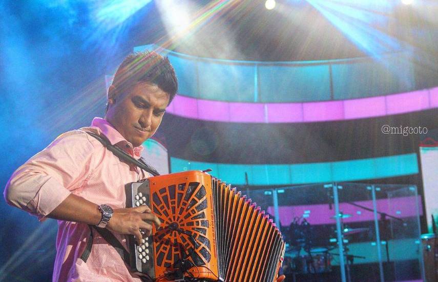 Hidadi Saavedra conquista con el típico romántico