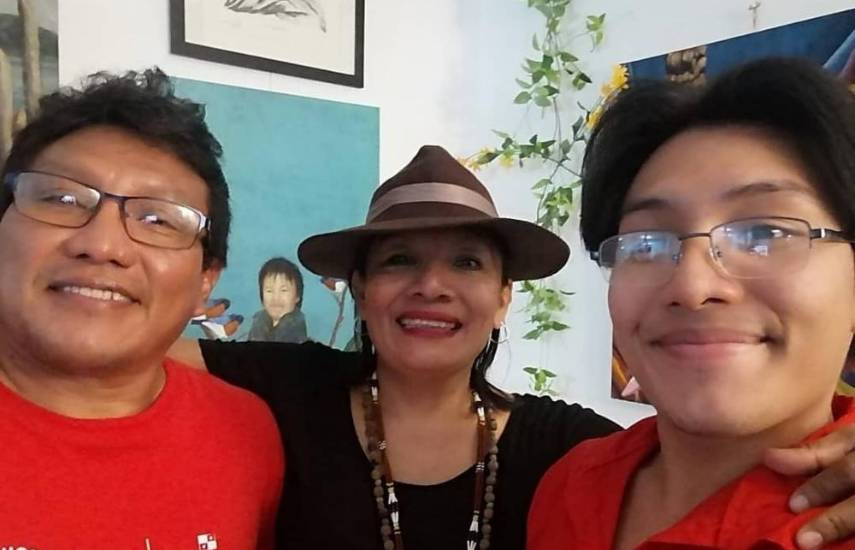 Madre, padre e hijo gunas dedicados a la danza