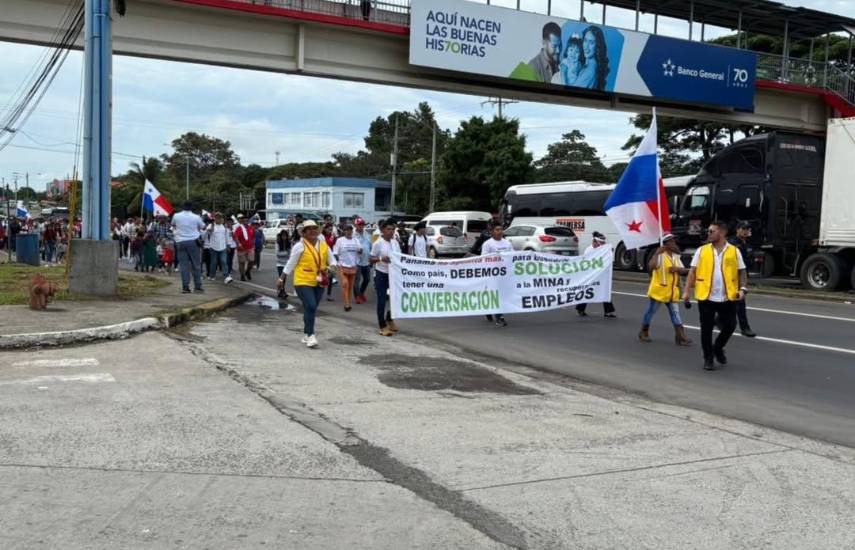 Extrabajadores y proveedores marchan en Penonomé por reactivación del proyecto minero