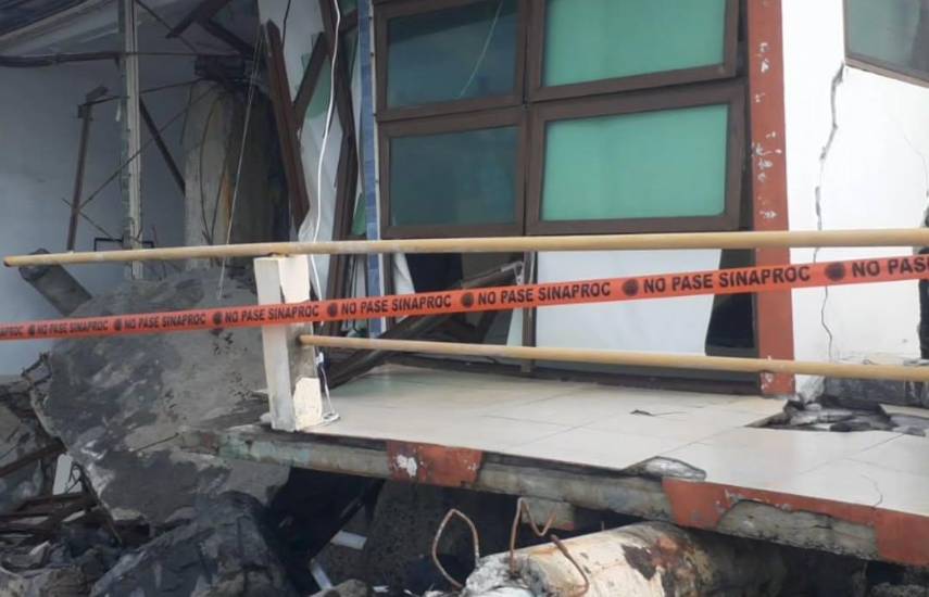 Casa colapsa tras fuertes oleajes en Chame