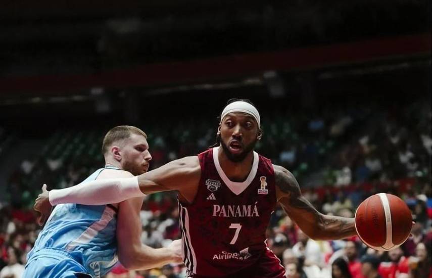 Cortesía | El seleccionado de baloncesto de Panamá, Akil Mitchell (d), en partido ante Uruguay.