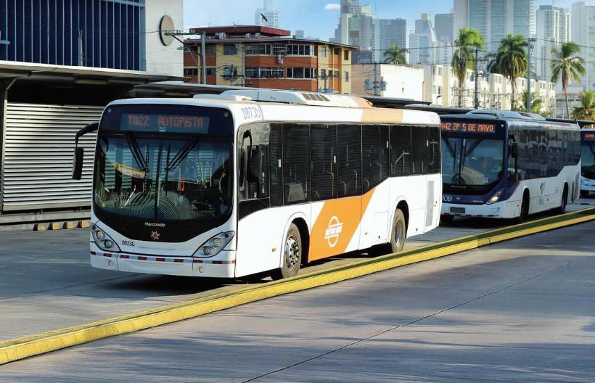 Desvíos de ruta del Metrobús por desfile de bandas