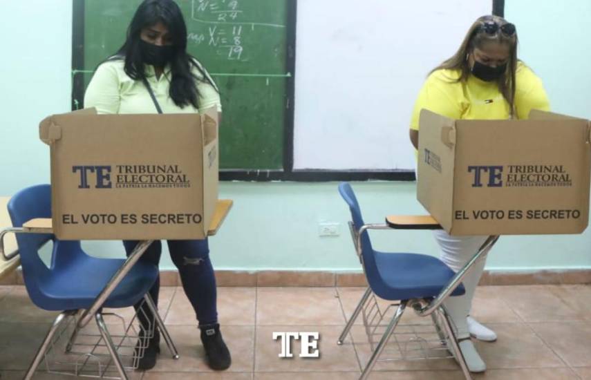 ML | Dos mujeres emitiendo derecho al voto.