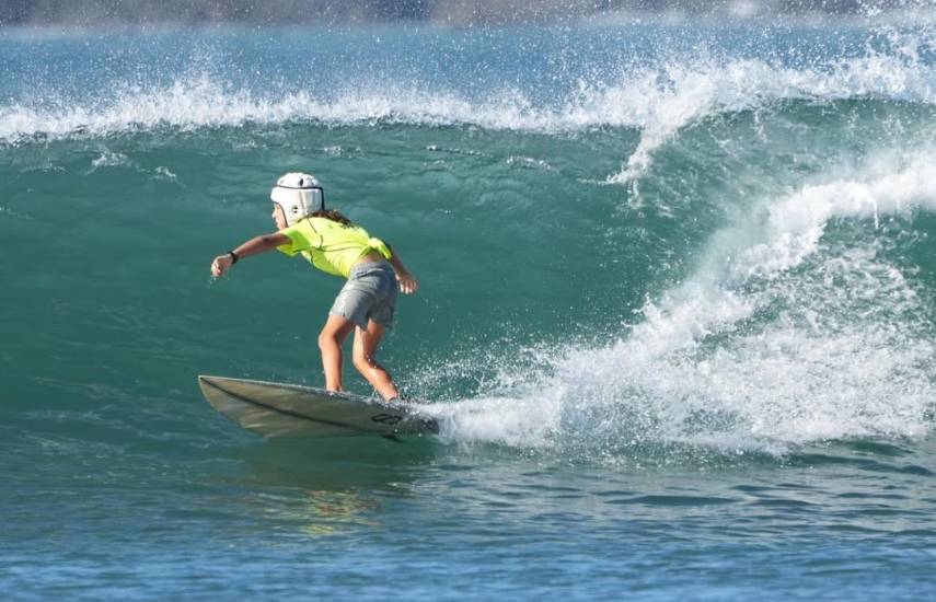 Jóvenes en liga de surf