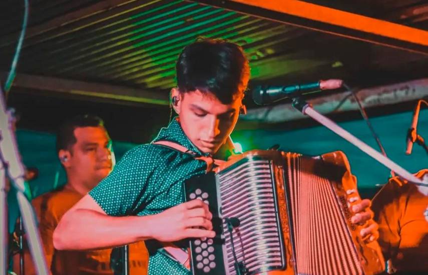 Bayron Ortiz: La herencia que suena a típico