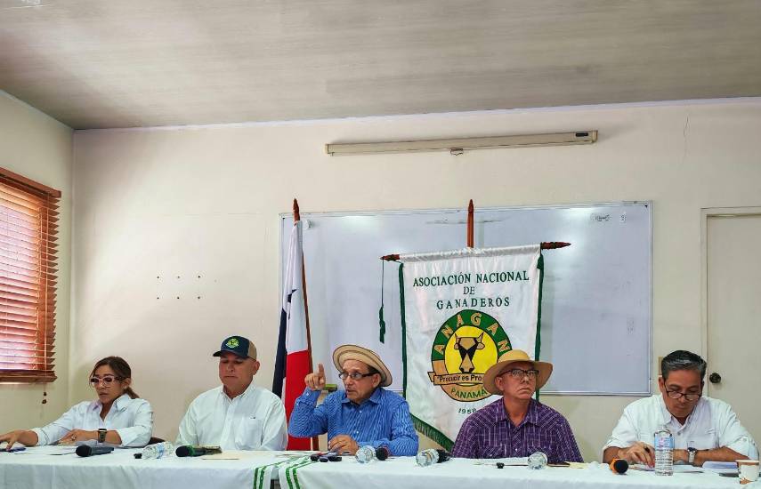 Siete gremios del sector lácteo le responden al diputado Richards