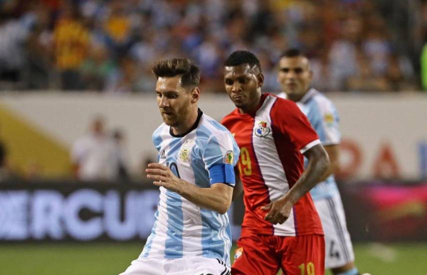 AFP | Lionel Messi y Alberto Quintero, en la Copa América Centenario, en 2016.