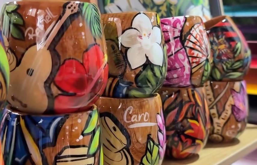 Andolhina Art, emprendimiento que plasma la cultura panameña en vasos de madera