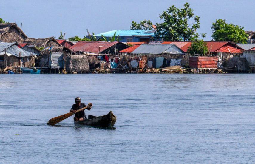 AFP | Una persona rema en su canoa en la isla Carti, Guna Yala.