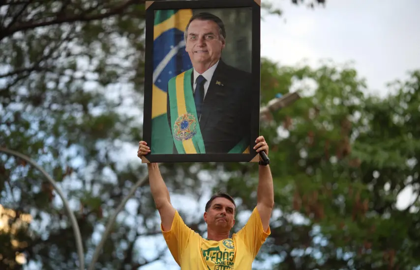 Lula enfrenta al hijo de Bolsonaro en su última batalla electoral en Brasil