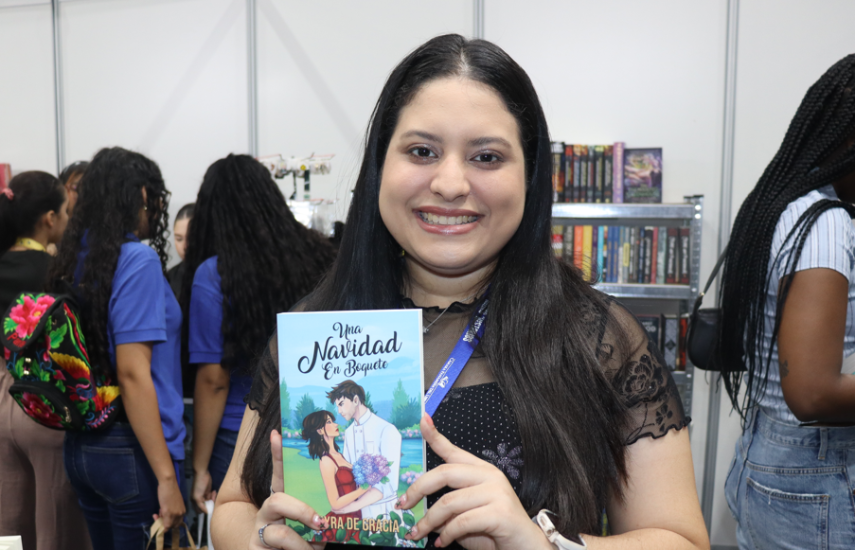 Entre romances, escenarios y personajes ha construido una propuesta literaria que pone al país en sus historias